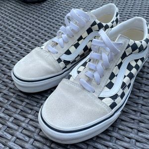 “Checkerboard Old Skool” white and black vans